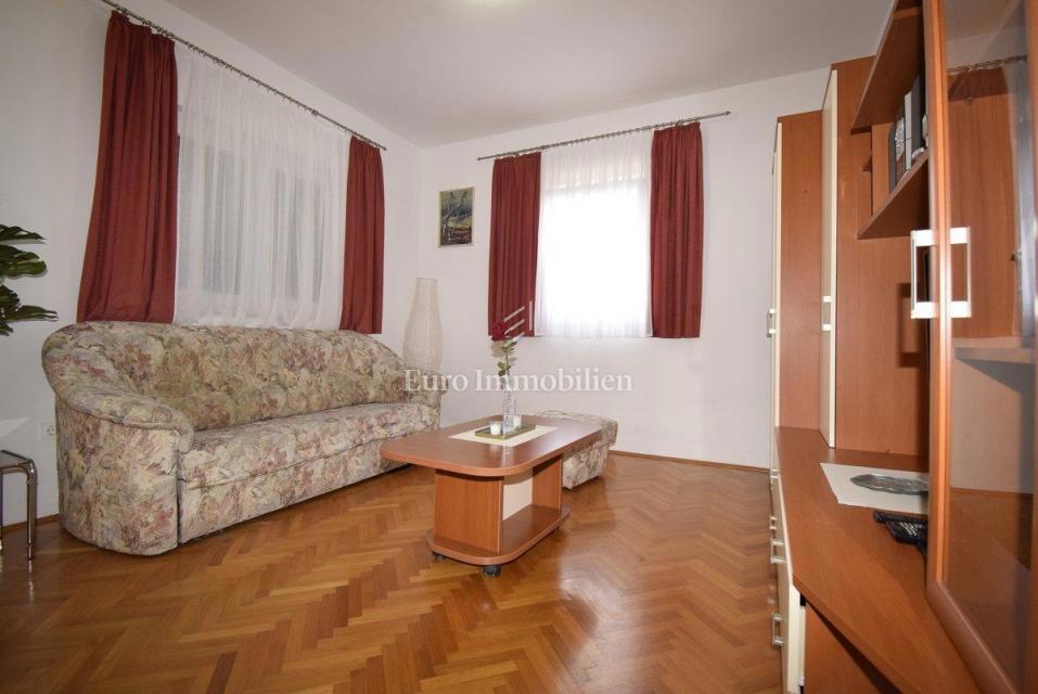 Murter - hiša s štirimi apartmaji