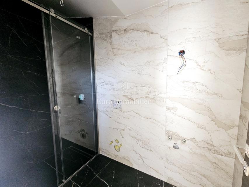 Penthouse na mirni lokaciji - novogradnja v mestu Krk