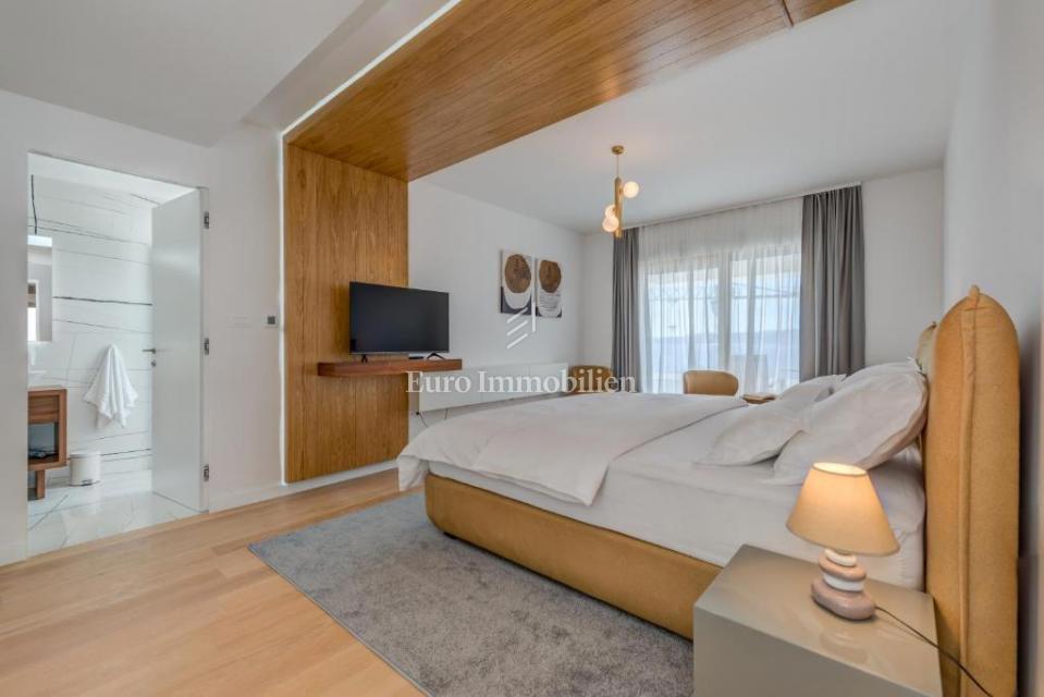 Baška Voda - moderna vila z bazenom in pogledom na morje