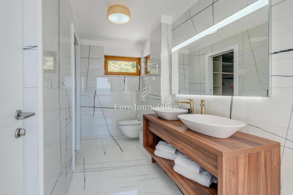 Baška Voda - moderna vila z bazenom in pogledom na morje