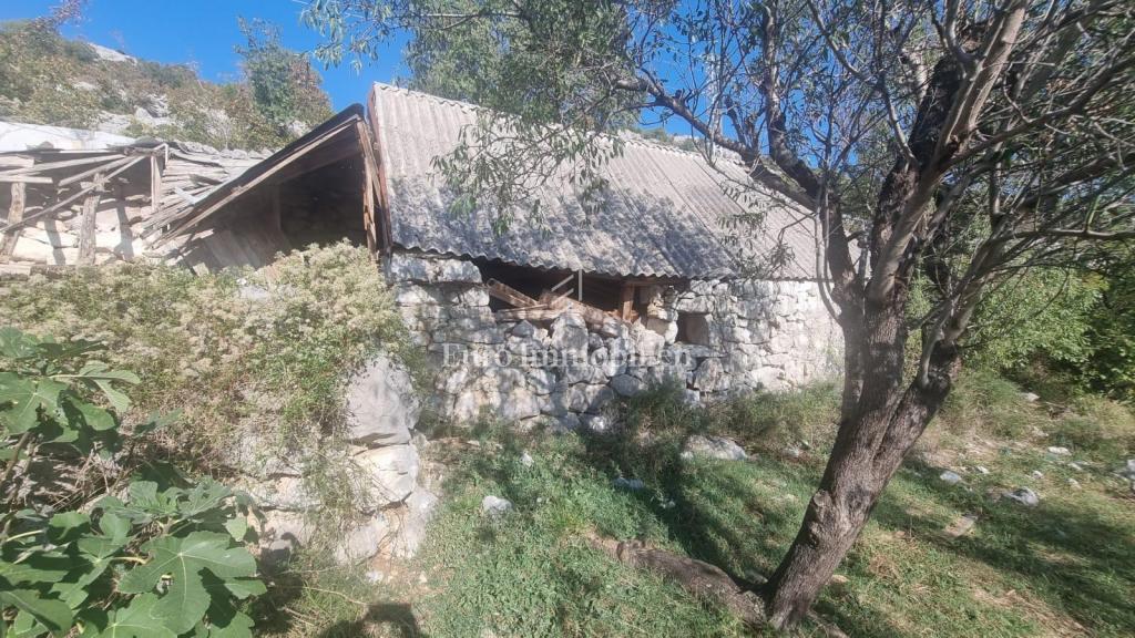 Lukovo Šugarje zemljišče s staro hišo