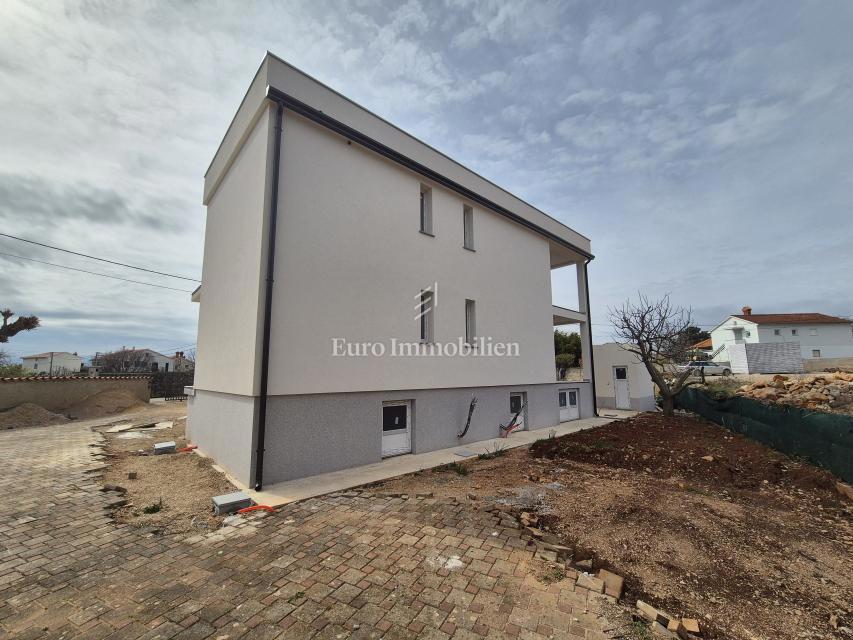 Krk - apartma z bazenom in vrtom