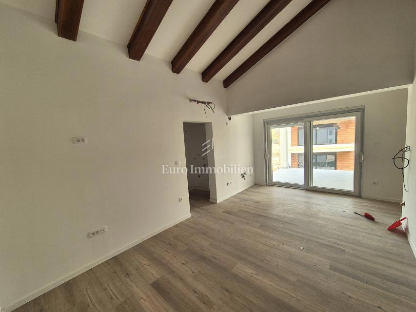 Krk - apartma z bazenom in vrtom