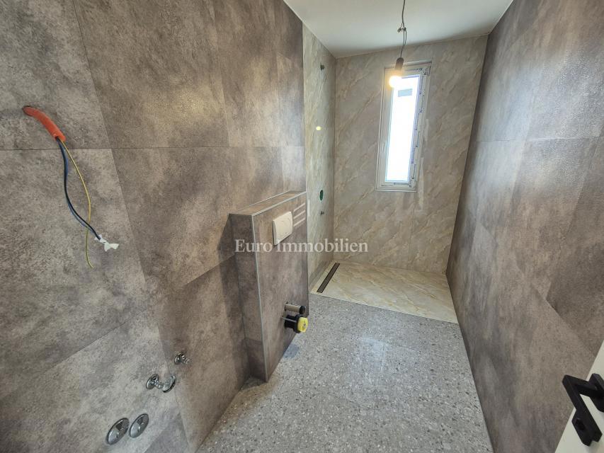 Krk - apartma z bazenom in vrtom