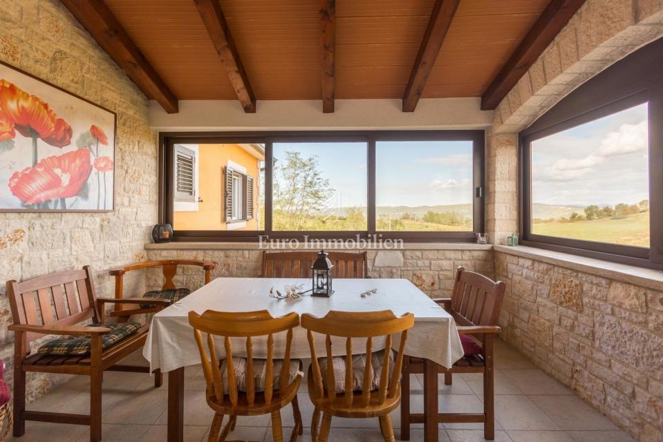 VIŽINADA - Vila z bazenom in pogledom na Motovun