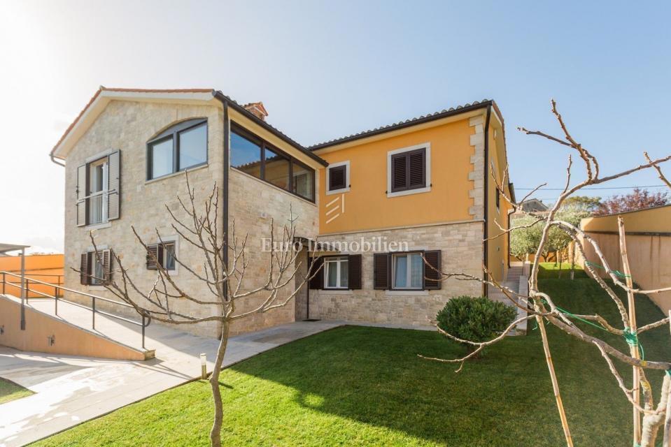 VIŽINADA - Vila z bazenom in pogledom na Motovun