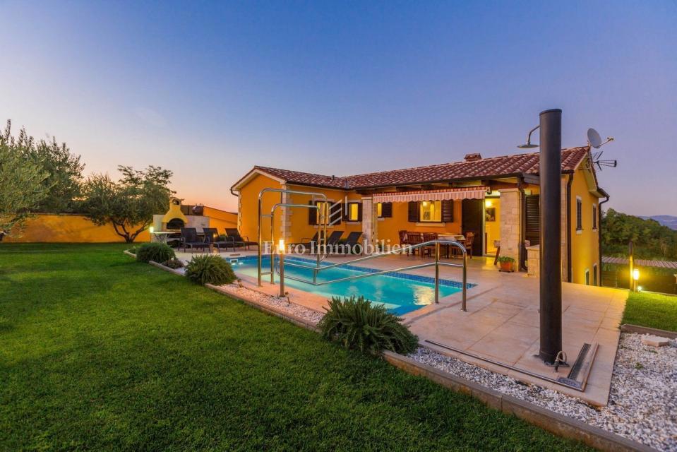 VIŽINADA - Vila z bazenom in pogledom na Motovun