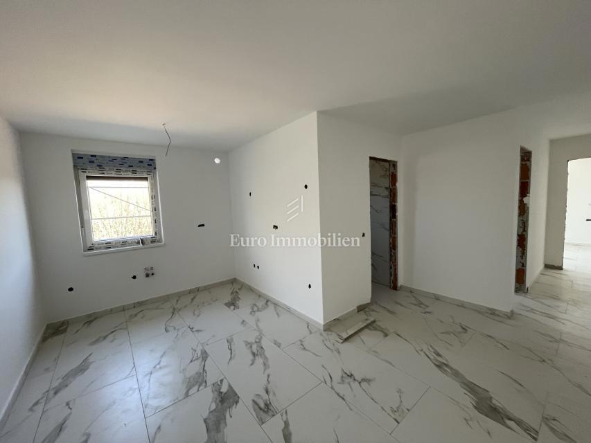 Apartma v pritličju - novogradnja okolica Dobrinja