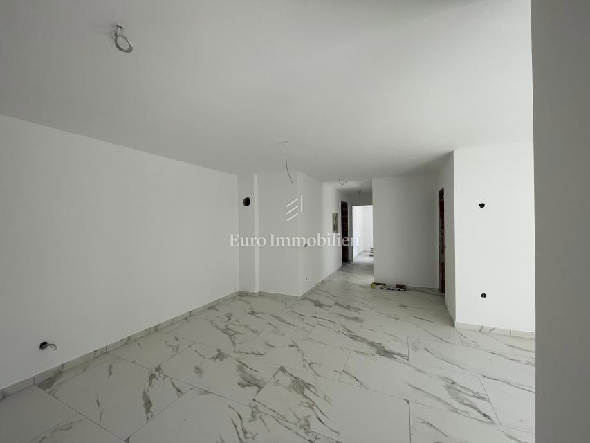 Apartma v pritličju - novogradnja okolica Dobrinja