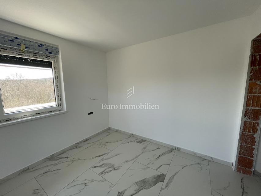 Apartma v pritličju - novogradnja okolica Dobrinja