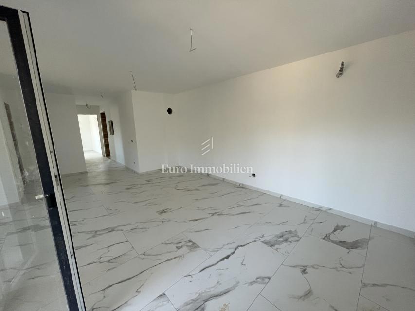 Apartma v pritličju - novogradnja okolica Dobrinja