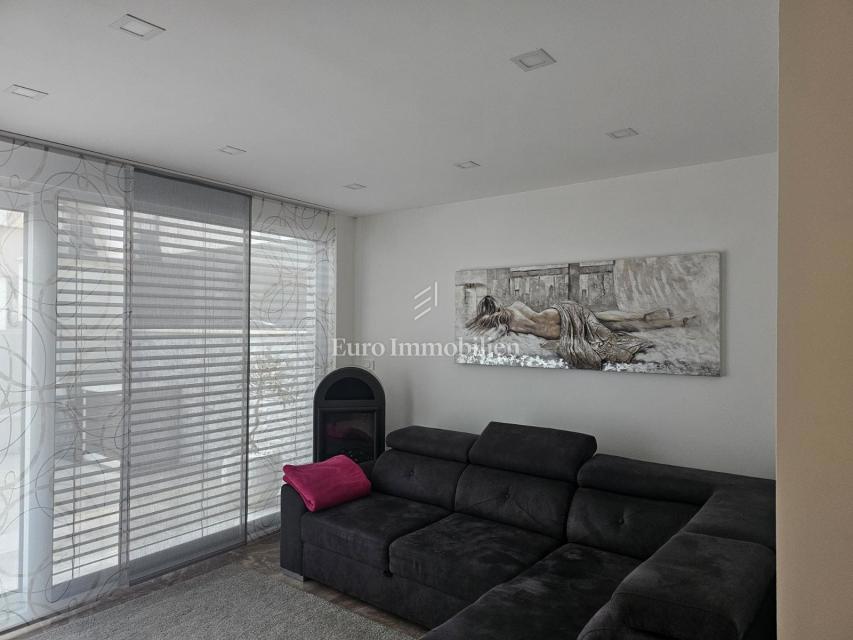 Apartma z vrtom v bližini plaže, Njivice