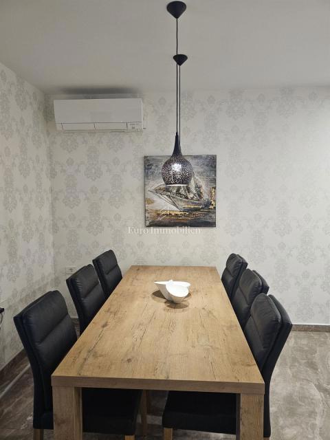 Apartma z vrtom v bližini plaže, Njivice