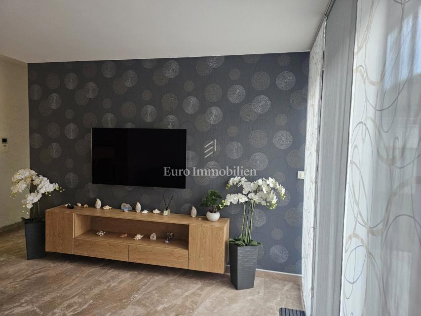 Apartma z vrtom v bližini plaže, Njivice