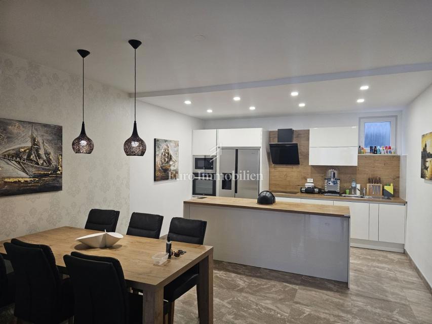 Apartma z vrtom v bližini plaže, Njivice