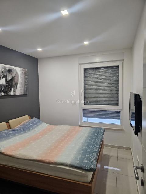 Apartma z vrtom v bližini plaže, Njivice