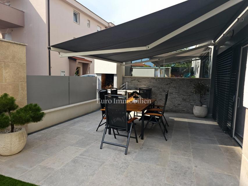 Apartma z vrtom v bližini plaže, Njivice