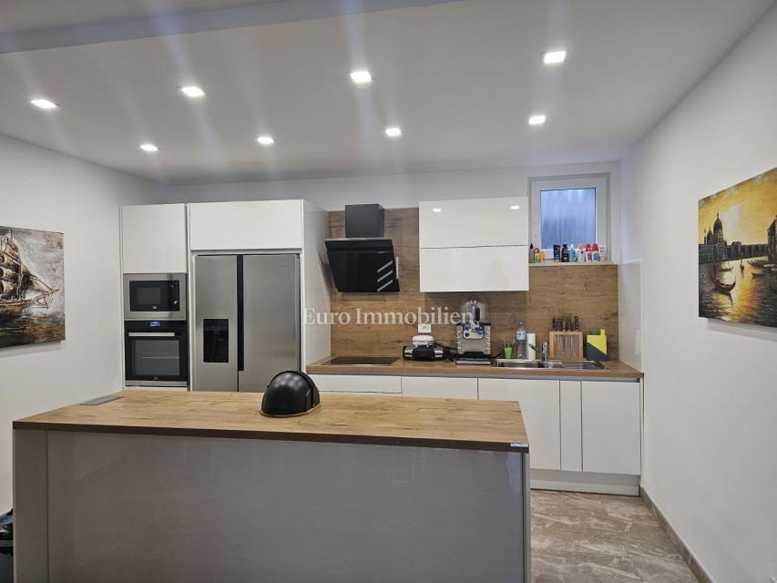 Apartma z vrtom v bližini plaže, Njivice