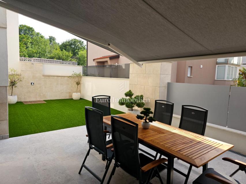 Apartma z vrtom v bližini plaže, Njivice