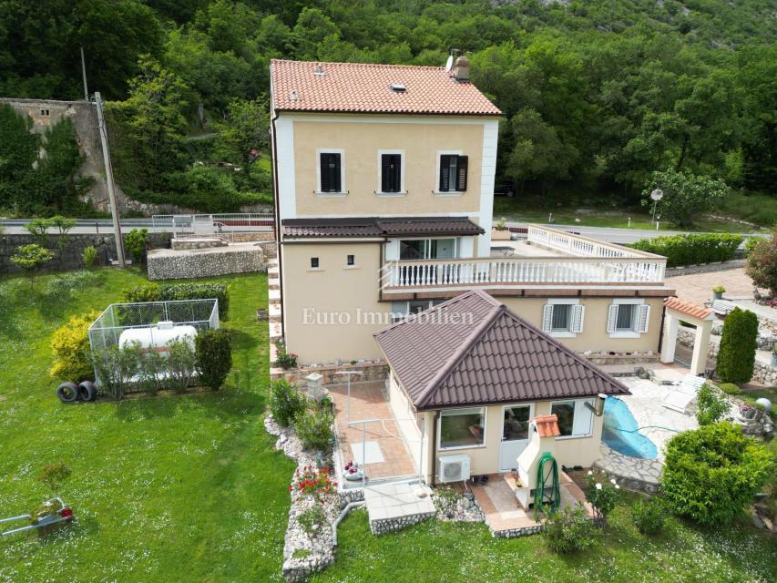 Hiša s 4000 m2 zemljišča