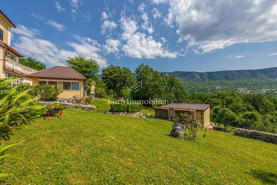Hiša s 4000 m2 zemljišča