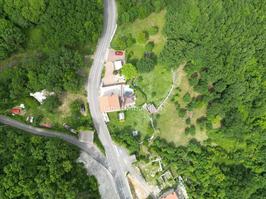 Hiša s 4000 m2 zemljišča