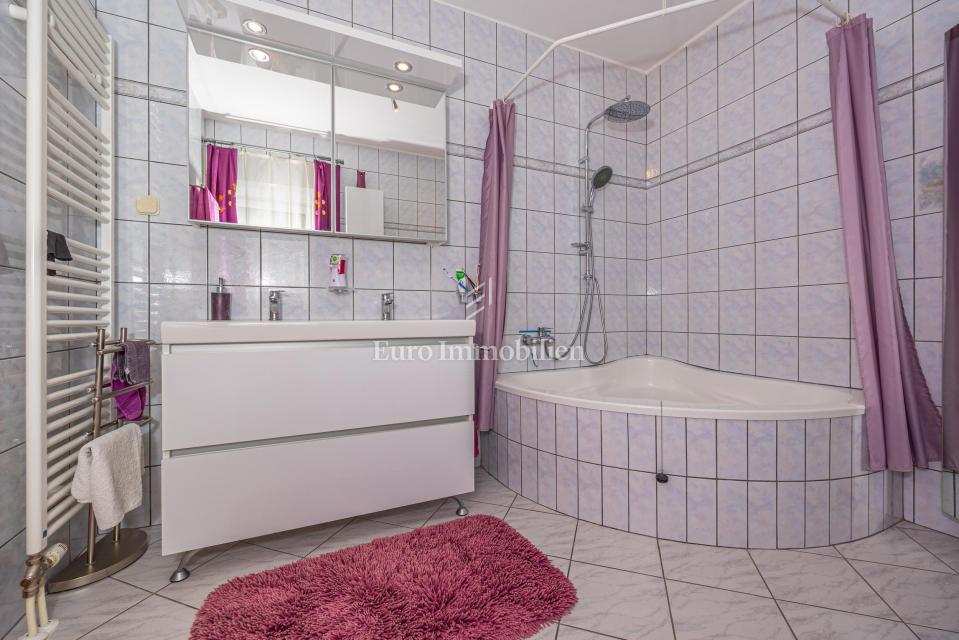 Hiša s 4000 m2 zemljišča