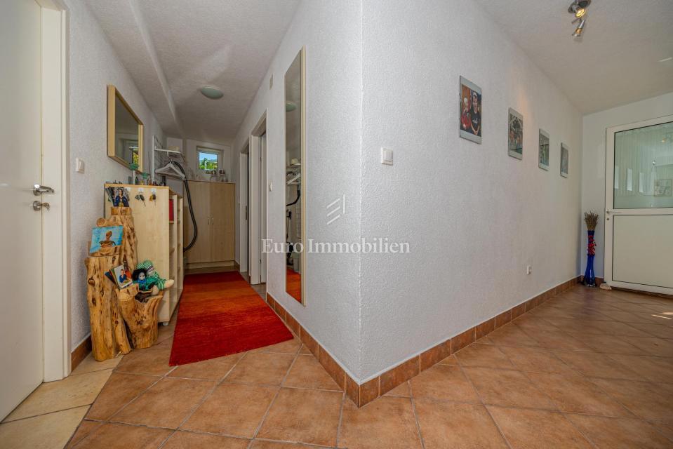 Hiša s 4000 m2 zemljišča