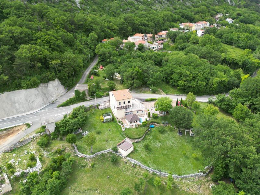 Hiša s 4000 m2 zemljišča