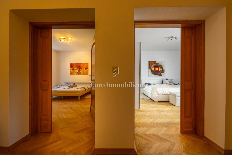 Hiša s 4000 m2 zemljišča