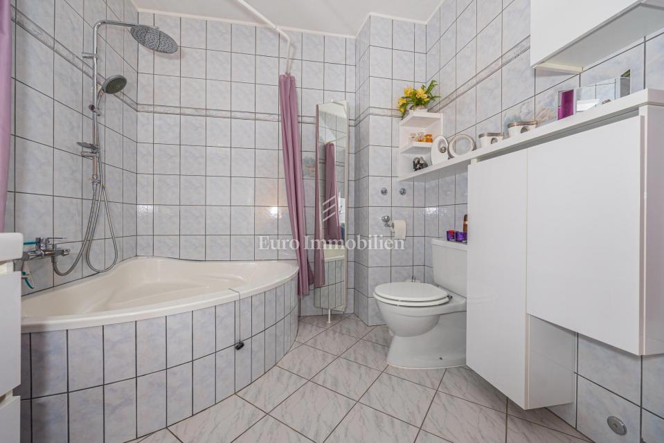 Hiša s 4000 m2 zemljišča