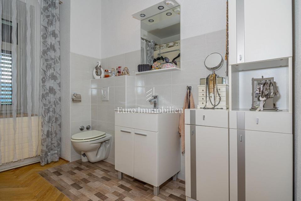 Hiša s 4000 m2 zemljišča