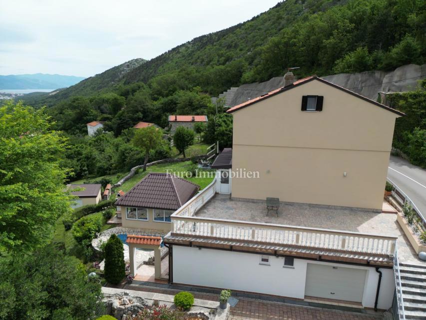 Hiša s 4000 m2 zemljišča