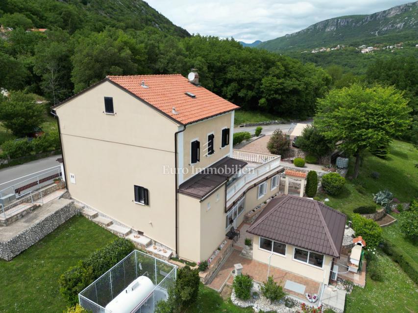 Hiša s 4000 m2 zemljišča