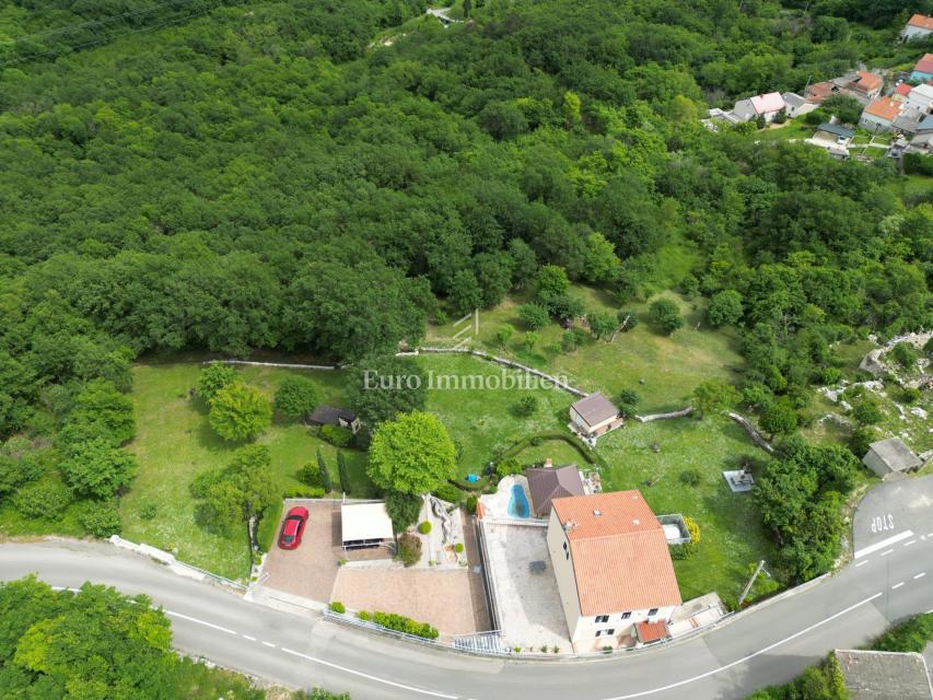 Hiša s 4000 m2 zemljišča