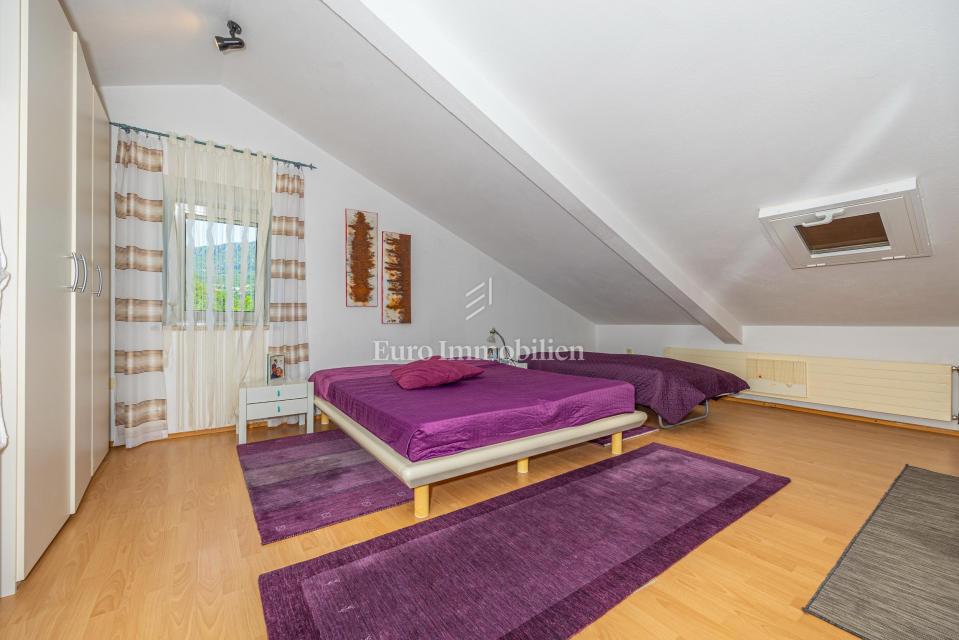 Hiša s 4000 m2 zemljišča