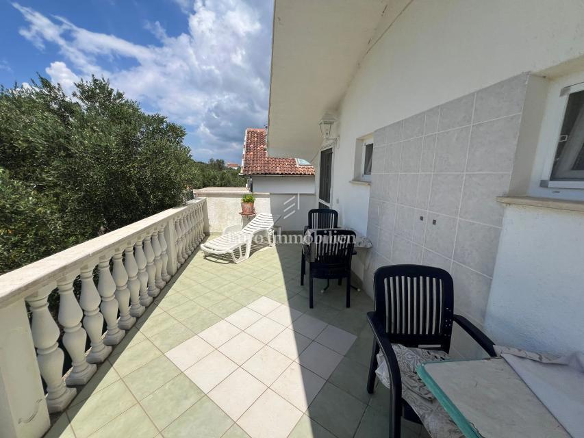 Pašman - hiša s tremi apartmaji