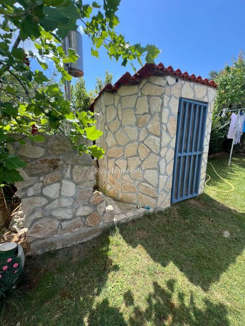 Pašman - hiša s tremi apartmaji