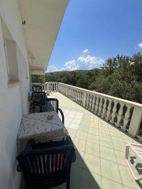 Pašman - hiša s tremi apartmaji