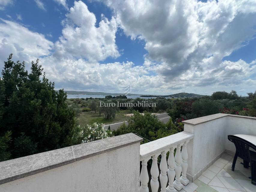 Pašman - hiša s tremi apartmaji