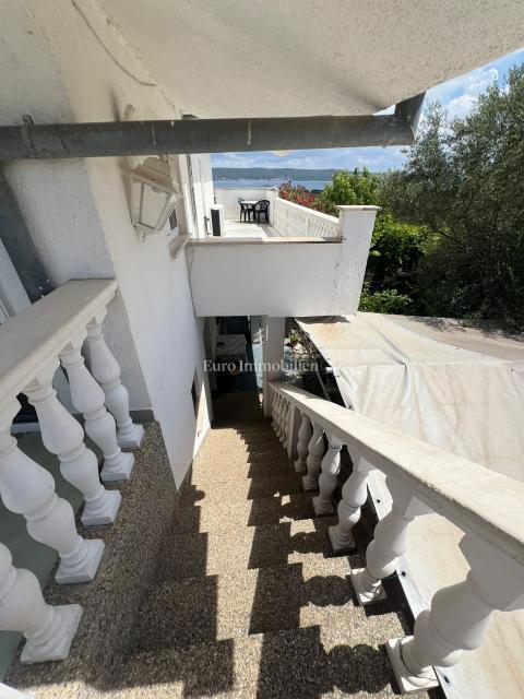 Pašman - hiša s tremi apartmaji