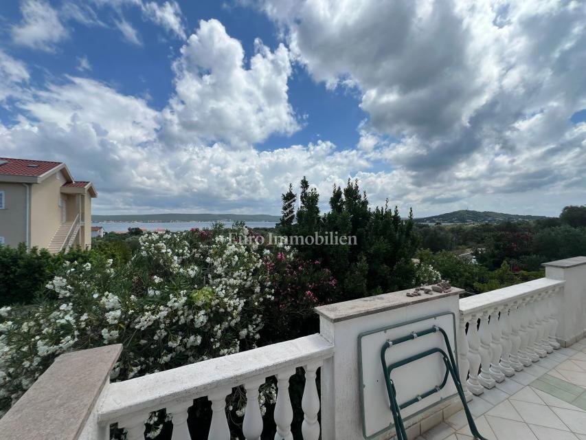 Pašman - hiša s tremi apartmaji