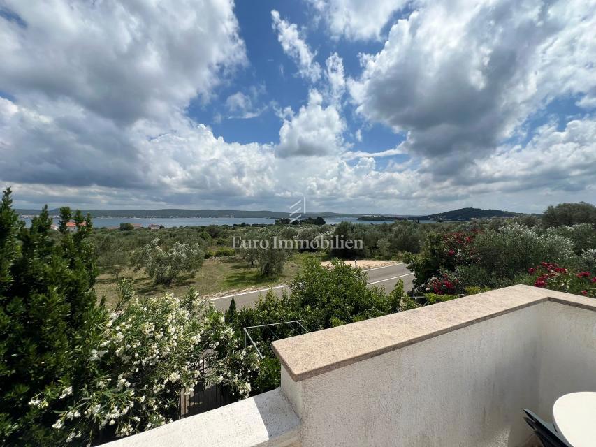 Pašman - hiša s tremi apartmaji