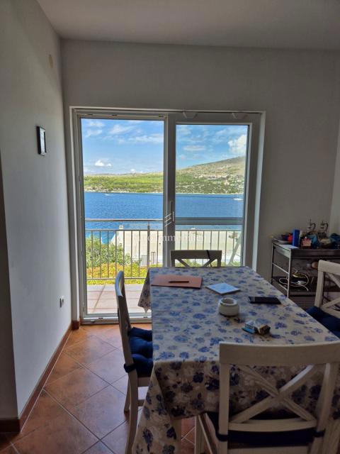 Dva apartmaja v drugi vrsti do morja