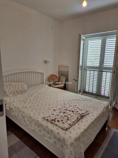Dva apartmaja v drugi vrsti do morja