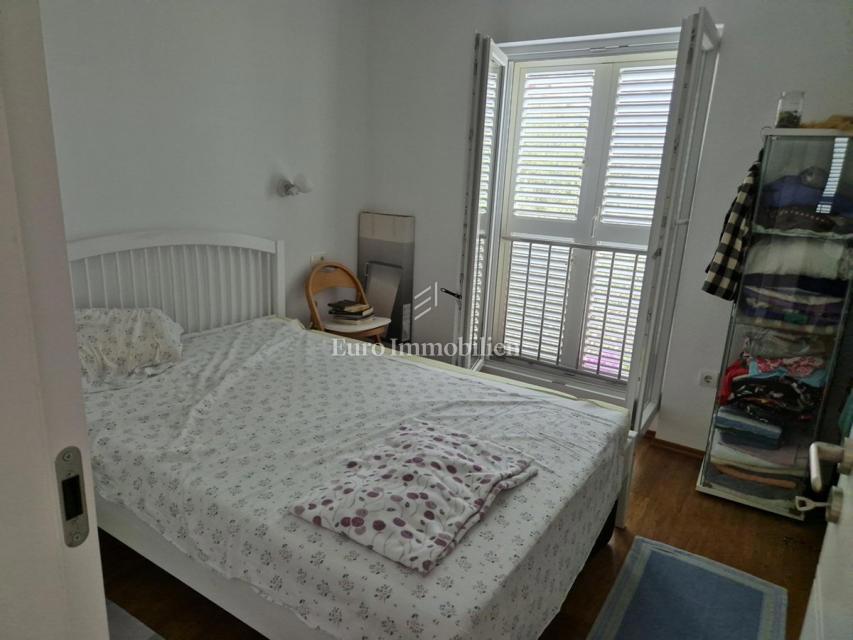 Dva apartmaja v drugi vrsti do morja