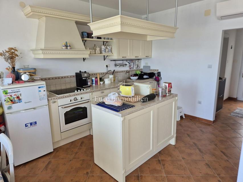 Dva apartmaja v drugi vrsti do morja