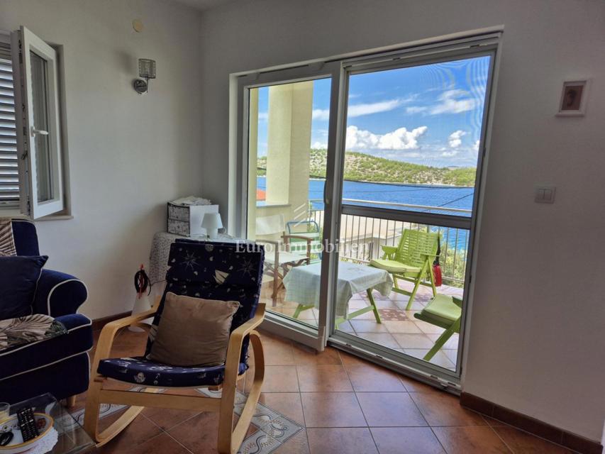Dva apartmaja v drugi vrsti do morja