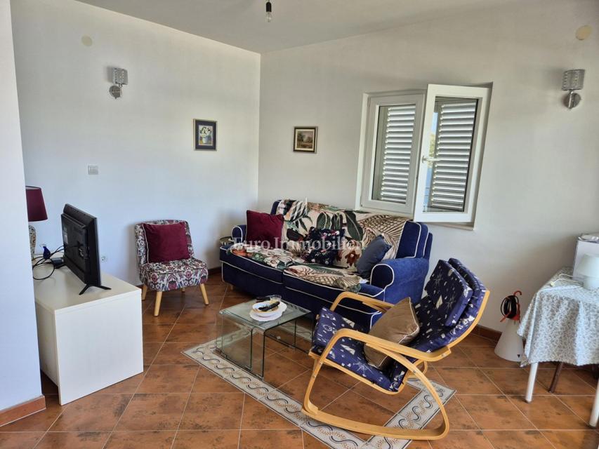 Dva apartmaja v drugi vrsti do morja