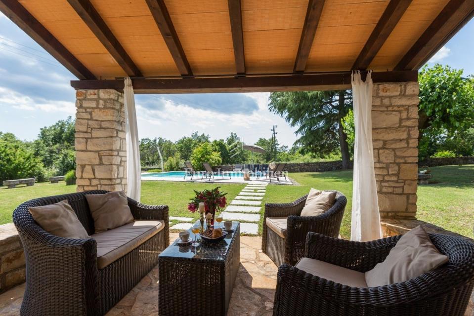 Okolica Poreča, lepa kamnita hiša z bazenom